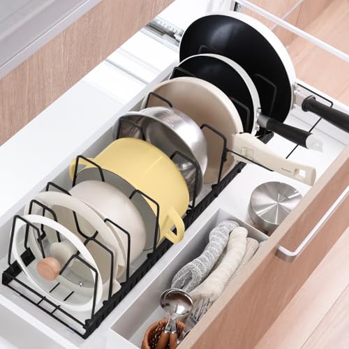 atRise フライパンスタンド《本体伸縮可能/仕切り幅も1㎝間隔でカスタマイズ/安定設計◎》持ち手スタンド付き [ 選べる3色 ] カスタマイズ 可能 分離置き 滑り止め 収納 鍋 フライパン収納 (ブラック)